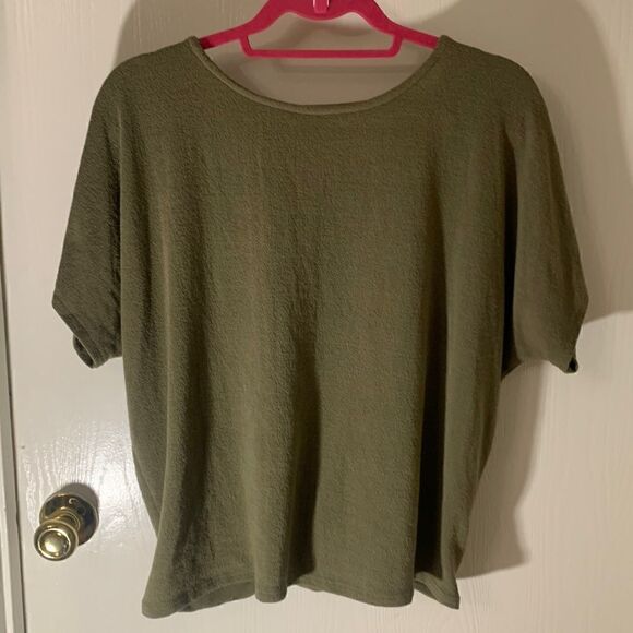 Alya Francesca’s EUC green open back short sleeve shirt Size Large - Picture 1 of 5